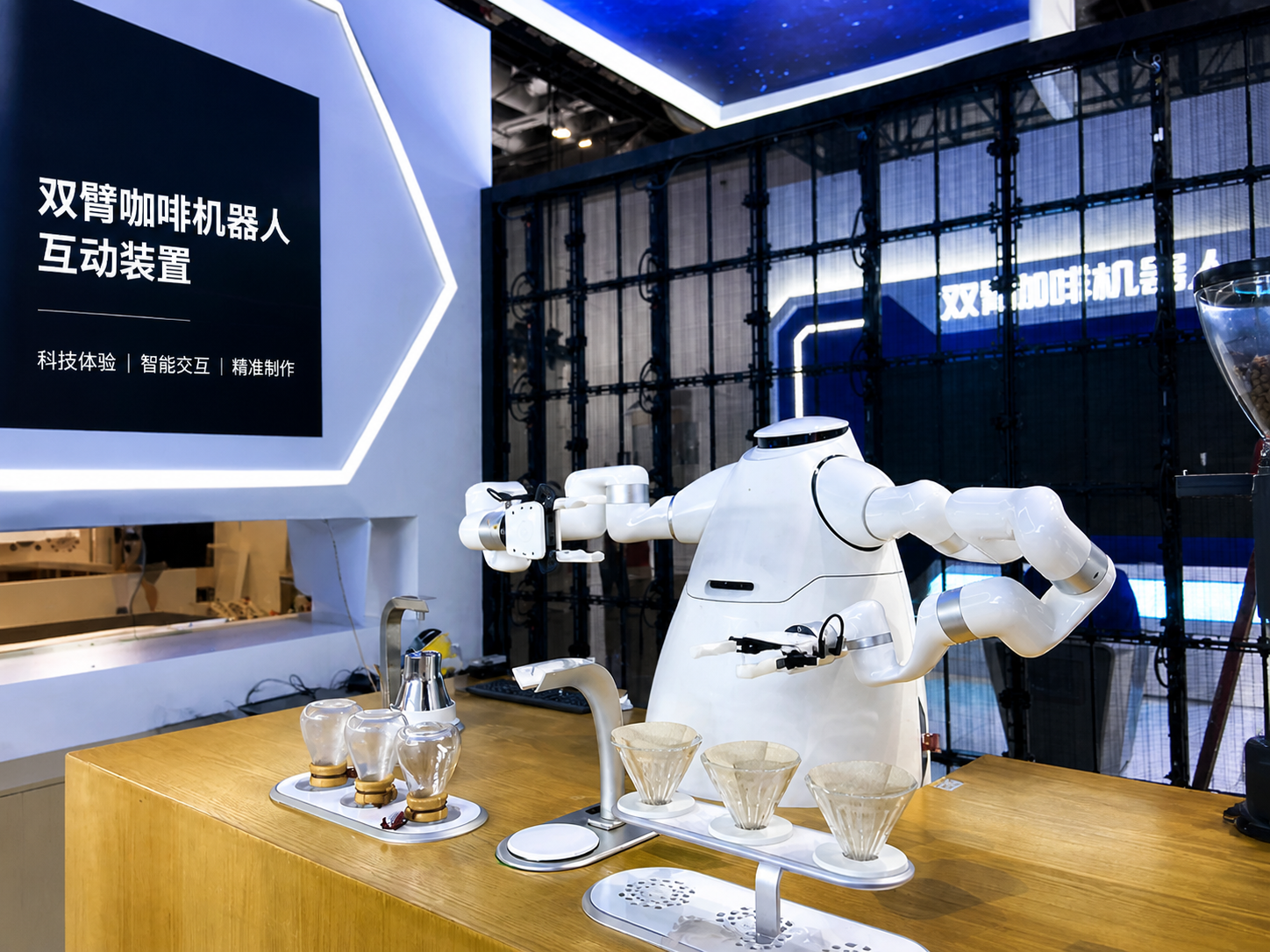 双臂咖啡机器人互动装置
