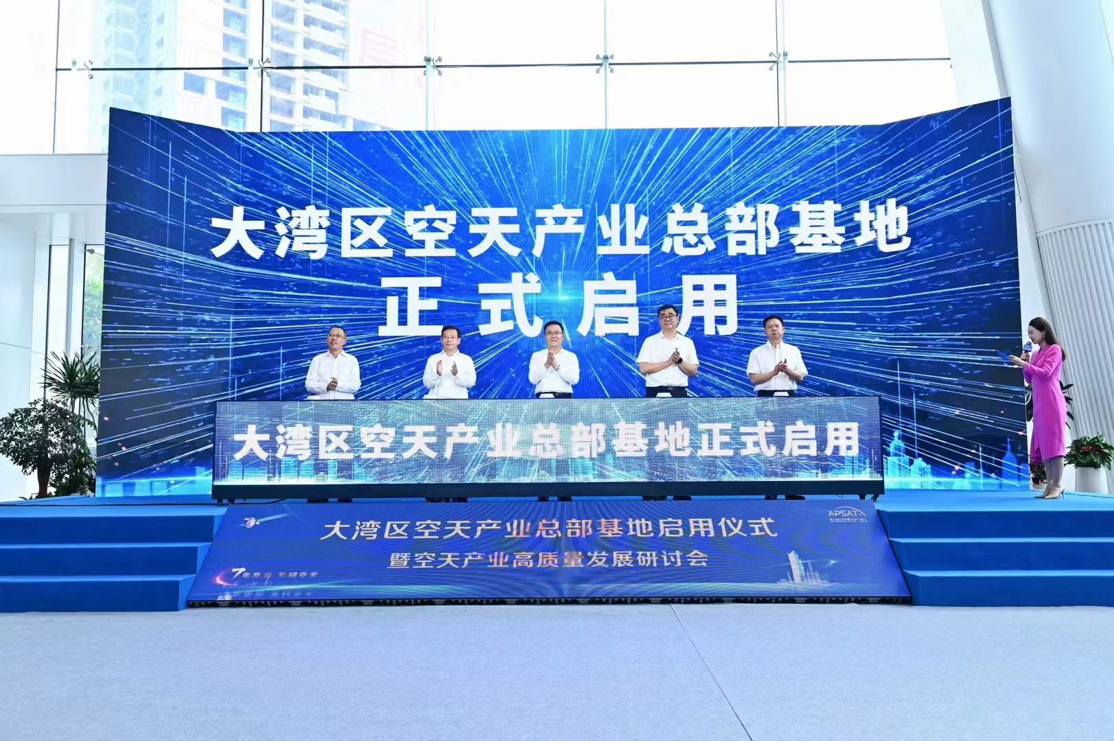 冰屏启动装置 透明屏点亮发布会现场