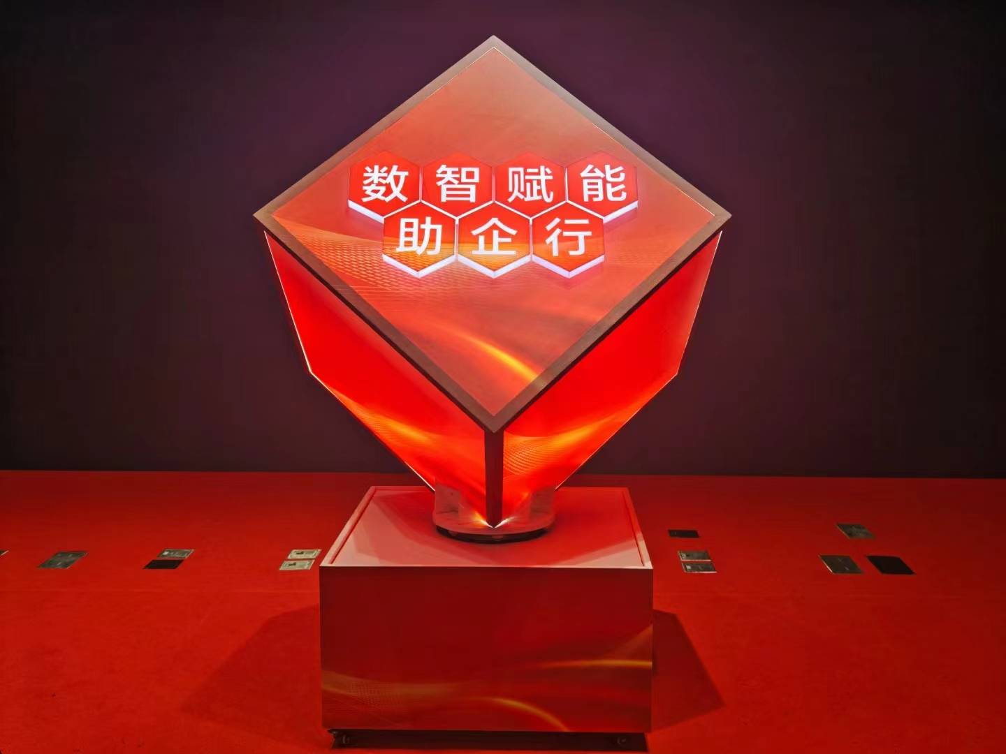 旋转魔方启动仪式 全息互动燃爆现场