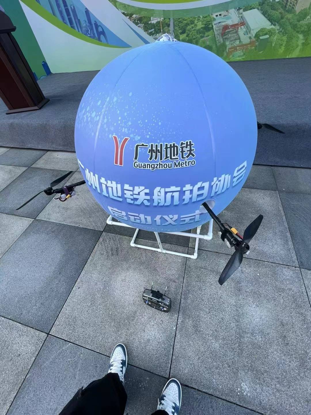 无人机飞行球：科技启动秀新主角