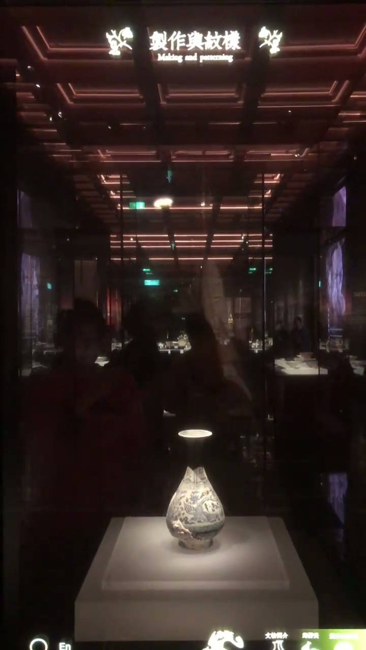 OLED透明屏全息展示解决方案