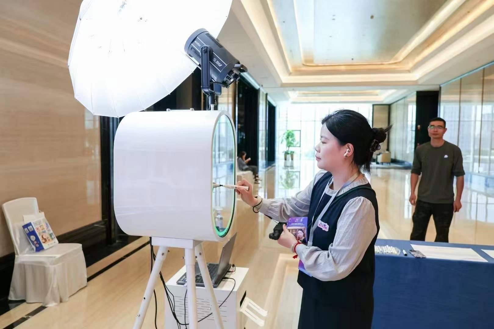 AR镜面签到 智能互动迎宾装置