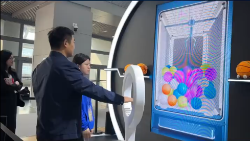 AI盲盒抓抓机：隔空互动引爆现场